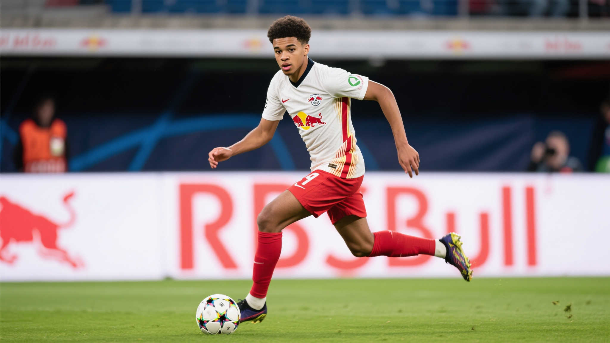 热刺与切尔西齐盯RB莱比锡中场西蒙斯,引两队争夺焦点 首先要了解的是,这位年纪轻轻却声望渐盛的球员究竟有